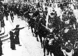 passage d'un r�giment de cuirassiers dans une avenue parisienne, ao�t 1914