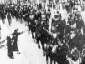 Passage d'un r�giment de cuirassiers dans une avenue parisienne en ao�t 1914 (Biblioth�que Nationale, Paris)