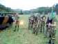 Bapt�me de chars Leclerc - Le chef de peloton sabre le champagne...
