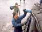S.Nollet: 4� esc. - M�nsingen - Housiaux et Heimz chargent les obus de 105 (d�c.1983)