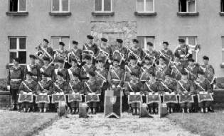 La fanfare devant l�tat-major du r�giment � Saint Wendel au d�but des ann�es 1970